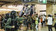 Hong Kong&#039;da polisten alışveriş merkezlerine baskın