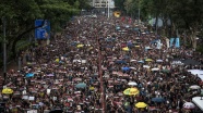 Hong Kong'da protestocular sokakları boşalttı