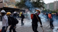 Hong Kong'da protestoculara sopalı saldırı