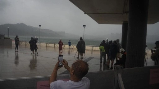 Hong Kong'da Süper Tayfun Ragasa nedeniyle 700'den fazla uçuş iptal edilecek