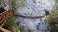 Horma Kanyonu kayalara inşa edilen platformdan geçilecek
