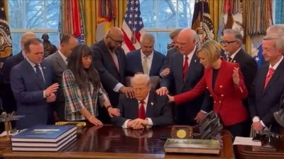 Hristiyan din adamları Beyaz Saray'da ABD Başkanı Trump i&ccedil;in dua etti