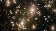 Hubble Teleskobu'nun galaksi tuvalinde asteroid lekeleri
