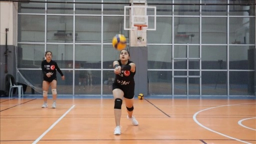 Hukuk &ouml;ğrencisi gen&ccedil; voleybolcu Yaren, hem parkede hem adliyede başarı hedefliyor