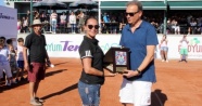 Hülya Avşar, adına düzenlenen turnuvada sporculara ödüllerini verdi