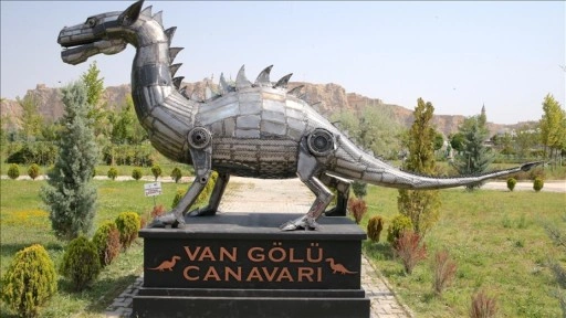 Hurda demirlerden yapılan "Van Gölü Canavarı" heykeli 350 bin liradan satıldı