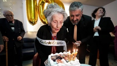 Huzurevi sakini 100. yaş g&uuml;n&uuml;n&uuml; arkadaşları ve torunlarıyla kutladı