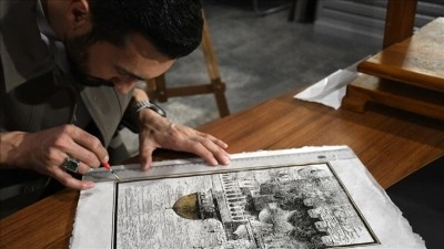 İbadete kapatılan Mescid-i Aksa'yı g&uuml;ndemde tutmak i&ccedil;in el yapımı kağıtlara işliyor