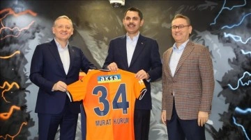 İBB Başkan adayı Kurum, Başakşehir Futbol Kulübü'nü ziyaret etti