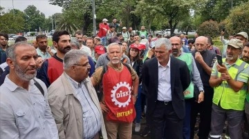 İBB'ye bağlı Ağaç AŞ'de işten çıkartılan işçiler belediye önünde eylem yaptı