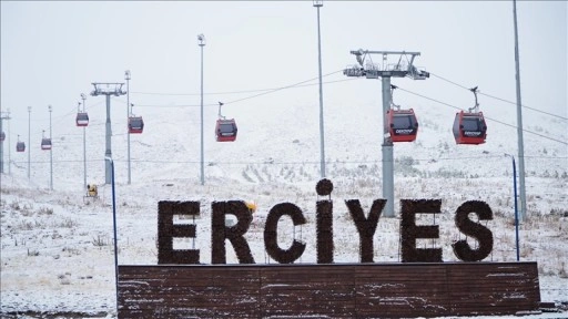 İç Anadolu'nun zirvesi Erciyes Dağı'na kar yağdı