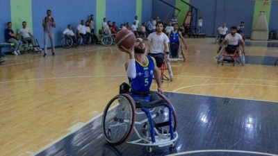 İ&ccedil; savaşta bacaklarını kaybeden Suriyeli basketbolla hayata tutundu