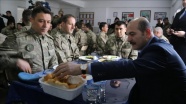 İçişleri Bakanı Soylu askerlerle kahvaltı yaptı