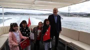 İçişleri Bakanı Soylu, İstanbul'da çocuklarla Boğaz turu yaptı