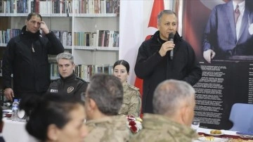 İçişleri Bakanı Yerlikaya, Hakkari'de güvenlik güçleriyle bir araya geldi