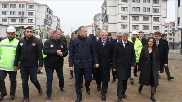 İçişleri Bakanı Yerlikaya, Kahramanmaraş'ta deprem konutlarını inceledi
