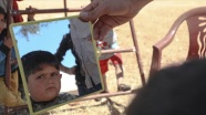 İdlib&#039;de gönüllü berberler çadırlarda yaşayan çocuklara bayram tıraşı yaptı