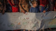 İdlib&#039;de kamplardaki çocuklar, sıcak yuva özlemlerini 75 metrelik mesajla aktardı