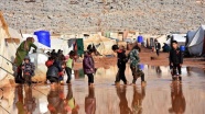 İdlib&#039;de su ve çamur altında kalan kamp, yardım bekliyor