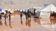 İdlib'de su ve çamur altında kalan kampta çaresiz bekleyiş sürüyor