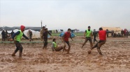 İdlib'de 'yağmur çamur demeden' yapılan futbol maçı çocukların yüzünü güldürdü