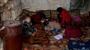 İdlib'deki bombardımandan evlerinin toprağını öpüp kaçtılar
