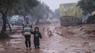 İdlib&#39;den kaçan Suriyeliler zorlu kış şartlarında yaşama mücadelesi veriyor