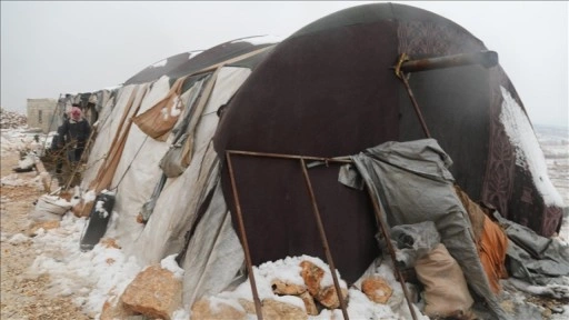 İdlib ve Halep'teki &ccedil;adır kamplarda yaşayan Suriyeliler &ccedil;etin kış şartlarıyla m&uuml;cadele ediyor
