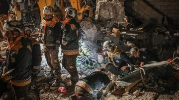 İdlib'de 2 katlı evin çökmesi sonucu anne ve 3 çocuğu öldü
