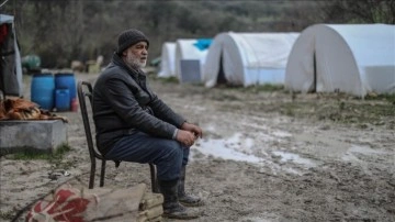 İdlib'de sağanak nedeniyle kamplardaki 525 ailenin çadırını su bastı