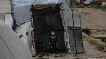 İdlib'de yerinden edilmiş aileler bir kışı daha dayanıksız ve eski çadırlarda geçiriyor