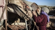 İdlibli aileler çürüyen çadırlarını yamayarak yağmur ve soğuktan korunmaya çalışıyor