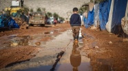 İdlibli savaş mağdurları &#039;çamur&#039; kentlerini yaşama alanına çevirmek için yardım bekliyor