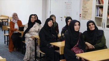 Iğdır kırsalındaki kadınlar okuma yazma ve Kur'an öğreniyor