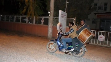 Iğdır'da vatandaşları motosikletli davulcular sahura uyandırıyor