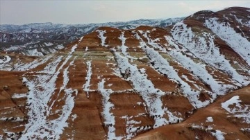 Iğdır'daki yer yer karla kaplı Gökkuşağı Tepeleri havadan görüntülendi