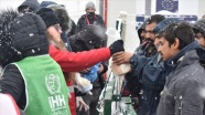İHH, Bosna Hersek'teki göçmenlere yemek dağıttı