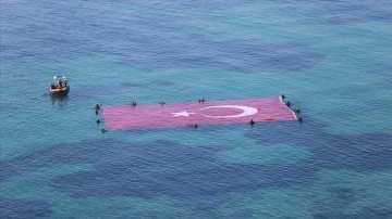 İHH, Çanakkale şehitleri için denizde dev bayrak açtı