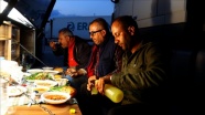 &#039;İhracatın kahramanları&#039; oruçlarını sınır kapısında kendi hazırladıkları yemeklerle açıyor