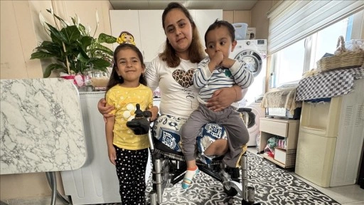 İki bacağı ampute edilen depremzede anne, biri engelli 2 evladıyla yaşama tutunuyor
