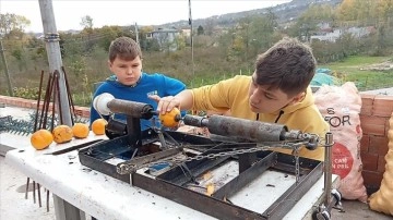 İki kardeş, ailesinin işini kolaylaştırmak için hurma soyma makinesi yaptı