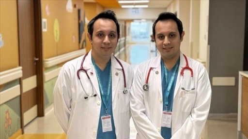 İkiz doktorların anne karnında başlayan yolculuğu mesai arkadaşlığına dönüştü