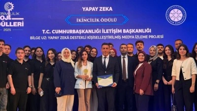 İletişim Başkanlığının "Bilge Uz: Yapay Zeka Destekli Kişiselleştirilmiş Medya İzleme Projesi"ne &ouml;d&uuml;l