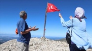 Ilgaz Dağı&#039;nın zirvesinde 20 yıldır Türk bayrağını dalgalandırıyor