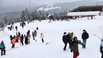 Ilgaz Dağı'ndaki Yurduntepe Kayak Merkezi'nde yarıyıl tatili yoğunluğu