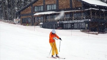 Ilgaz Yurduntepe Kayak Merkezi'nde mart ayında kayak yapılıyor