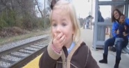 İlk kez tren gören minik kız
