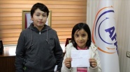 İlkokul öğrencisi iki kardeş karne harçlıklarını depremzedelere bağışladı