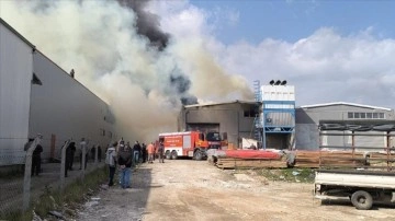 İnegöl'de mobilya fabrikasında çıkan yangına müdahale ediliyor