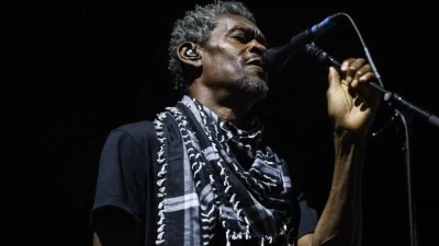 İngiliz m&uuml;zik grubu Massive Attack'e, konserde Filistin bayrağı a&ccedil;tıkları gerek&ccedil;esiyle soruşturma